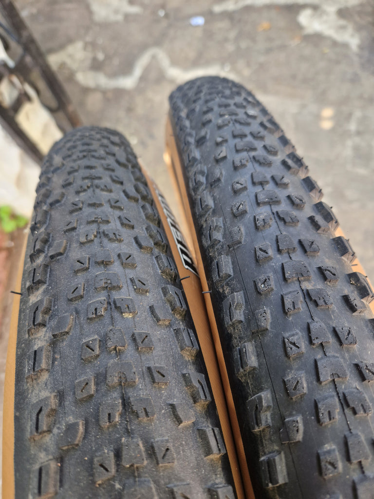 Maxxis Rekon Race Wire Bead Tires, 29x2.40 Tanwall.